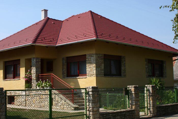 Višňově červená | Střešní taška Rundo