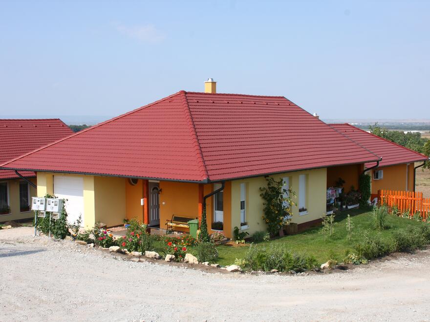 Višňově červená | Střešní taška Rundo