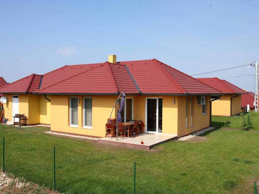 Višňově červená | Střešní taška Rundo