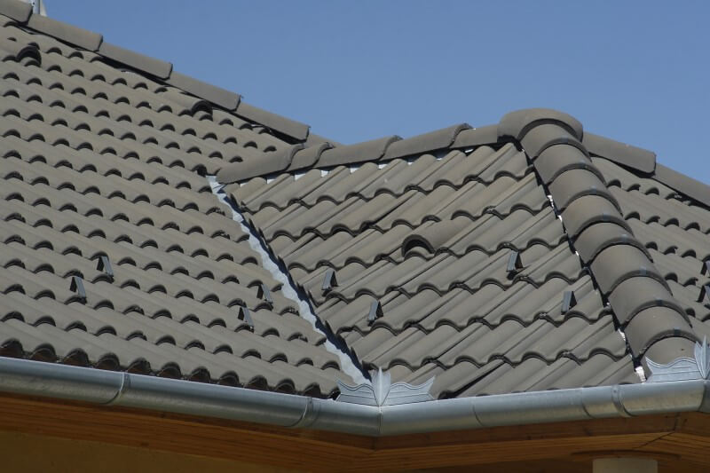 Pokládka betonové střešní krytiny Pokládka betonové střešní krytiny